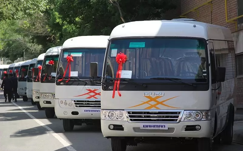 ناوگانی از مینی بوس های ایسوزو سفید رنگ شرکت آریا سیر، آماده خدمت رسانی